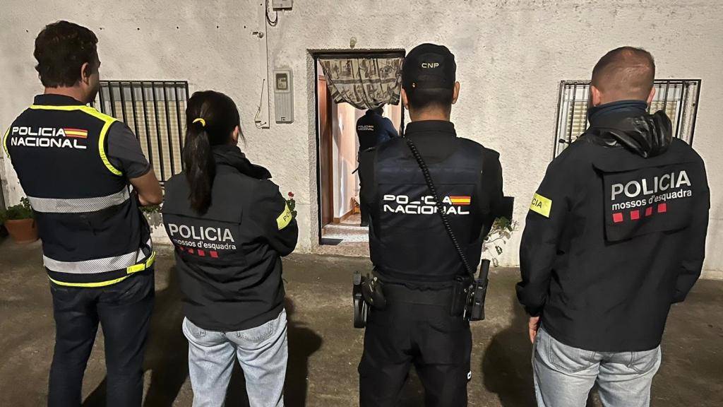 Agentes de la Policía Nacional y los Mossos d'Esquadra, en una imagen de archivo.