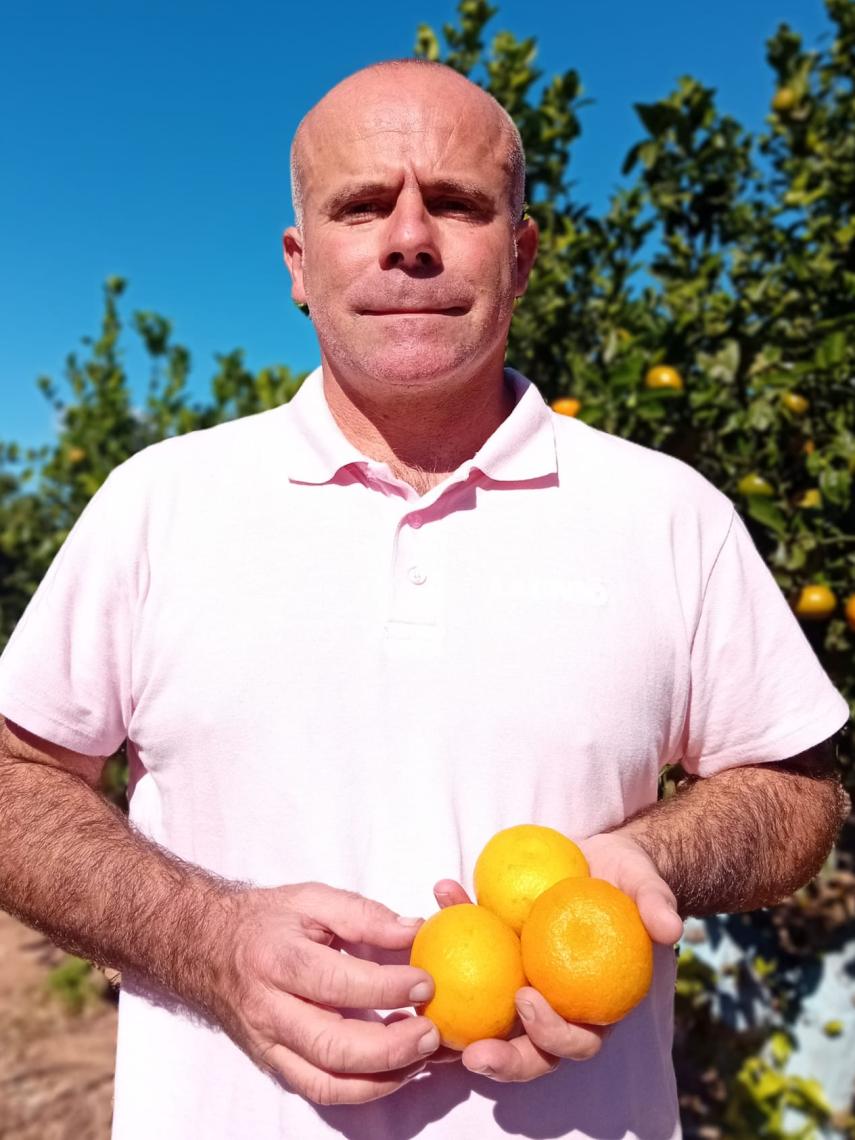 Carles Peris, con varias mandarinas de la huerta valenciana.