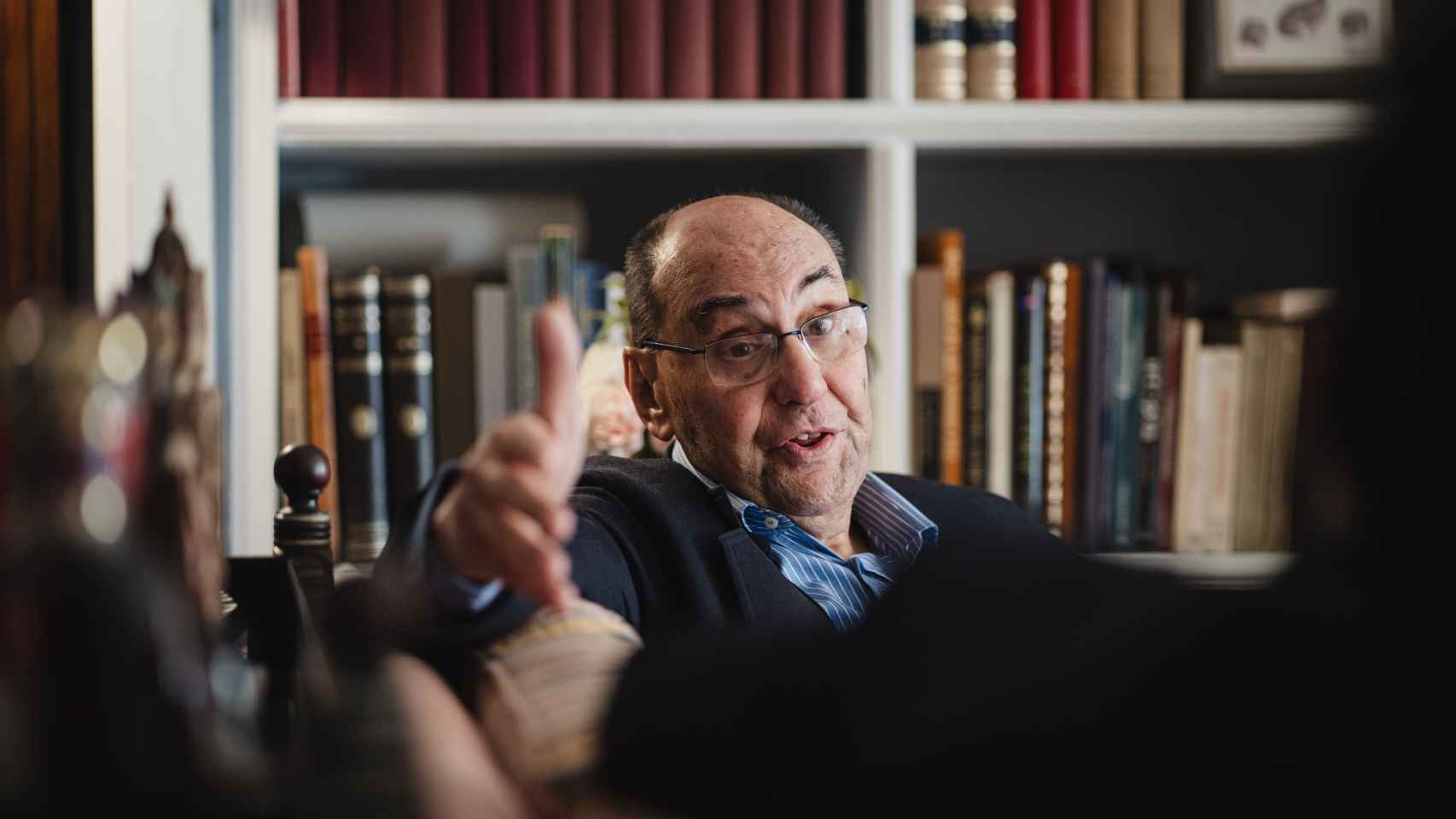 Vidal-Quadras, en su casa vigilada por la policía, durante un momento de la entrevista.