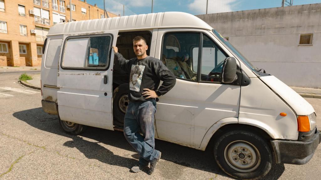 Rafael Real junto a su furgoneta en Las Palmeras (Córdoba).