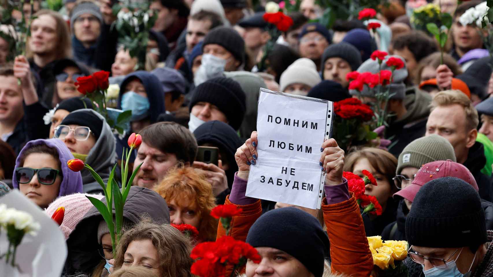 Miles de personas acuden al funeral de Alexéi Navalny en Moscú