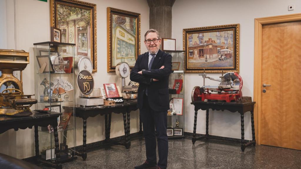 Antonio Lence, director general de la compañía desde hace 35 años, en el recibidor de la nave central de Viena en Alcorcón.
