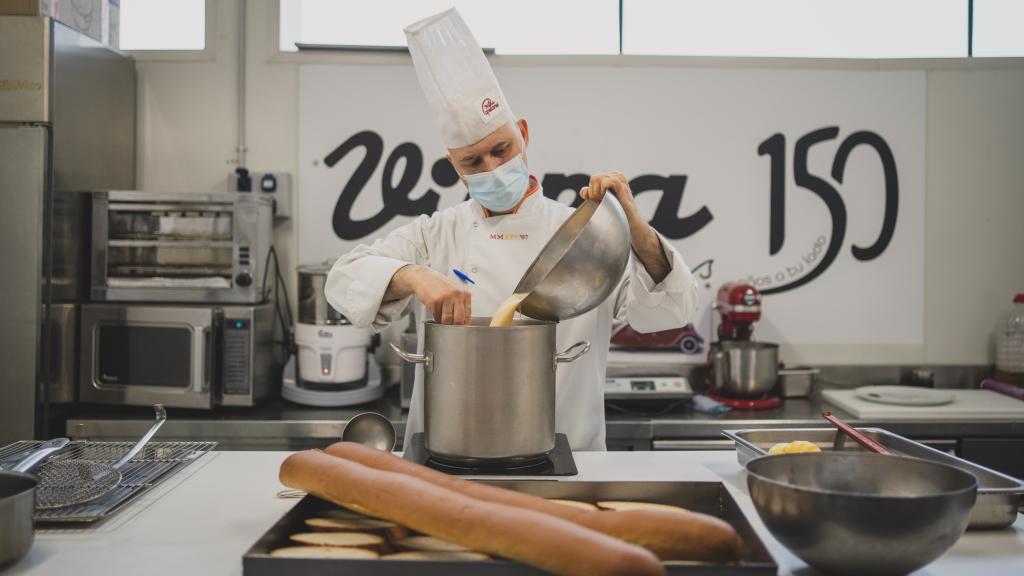 El maestro pastelero Francisco Somoza elaborando torrijas en el obrador central.