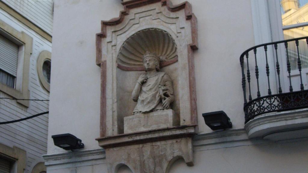Así es el busto que se conserva hoy en día en la calle.