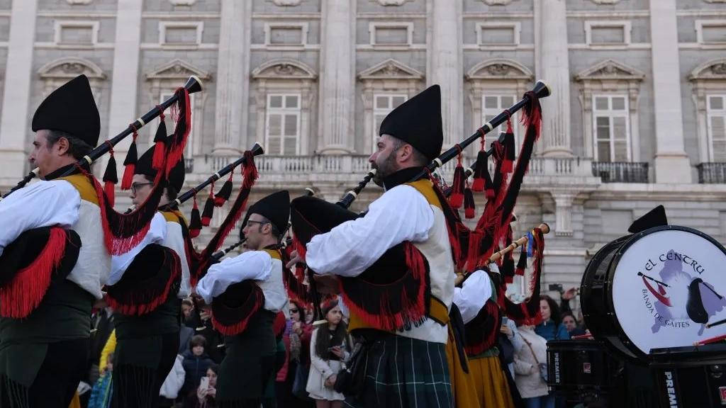 Grupo de gaiteros en las calles de Madrid.
