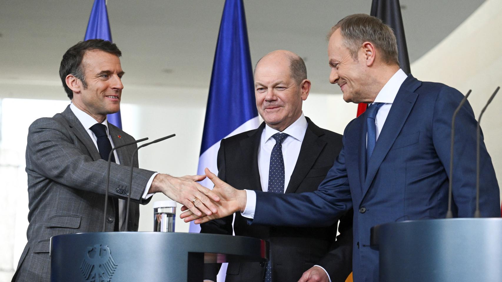Emmanuel Macron, Olaf Scholz y Donald Tusk antes de entrar al foro de consulta Triángulo de Weimar, este viernes.