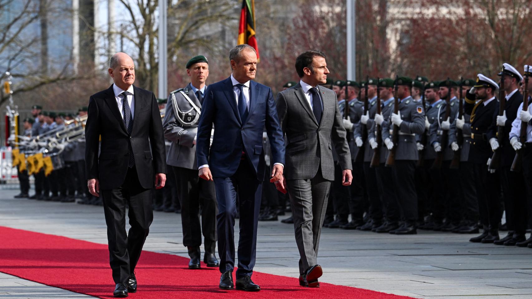 Olaf Scholz, Donald Tusk y Emmanuel Macron asisten a una ceremonia de honores militares antes de su reunión trilateral del Triángulo de Weimar en Berlín.