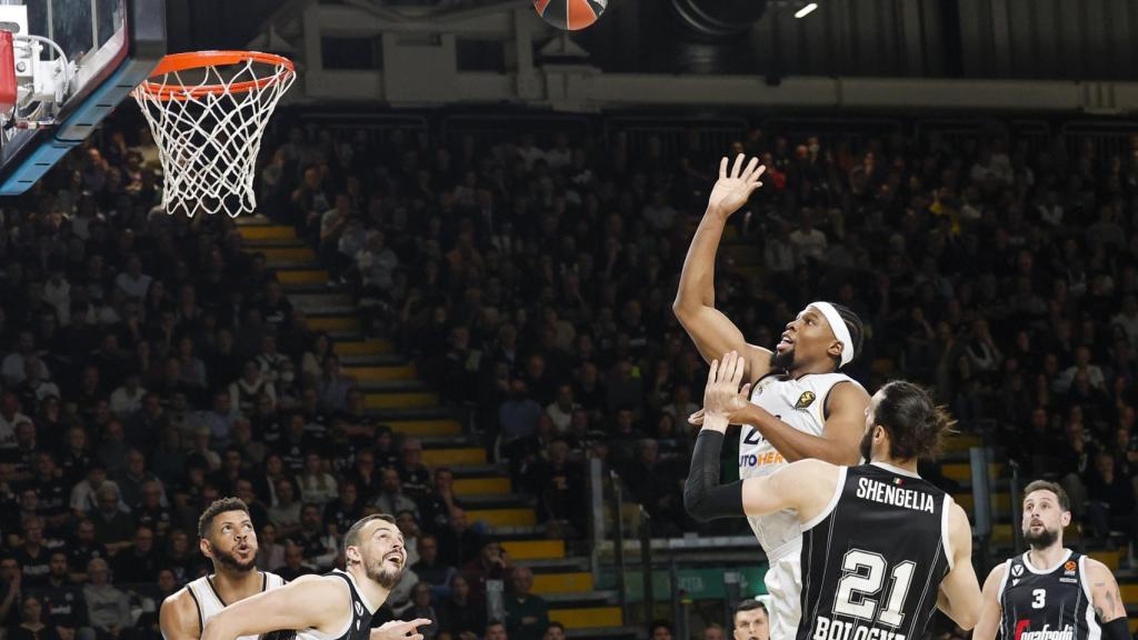 Yabusele lanza a canasta con el Real Madrid de baloncesto.