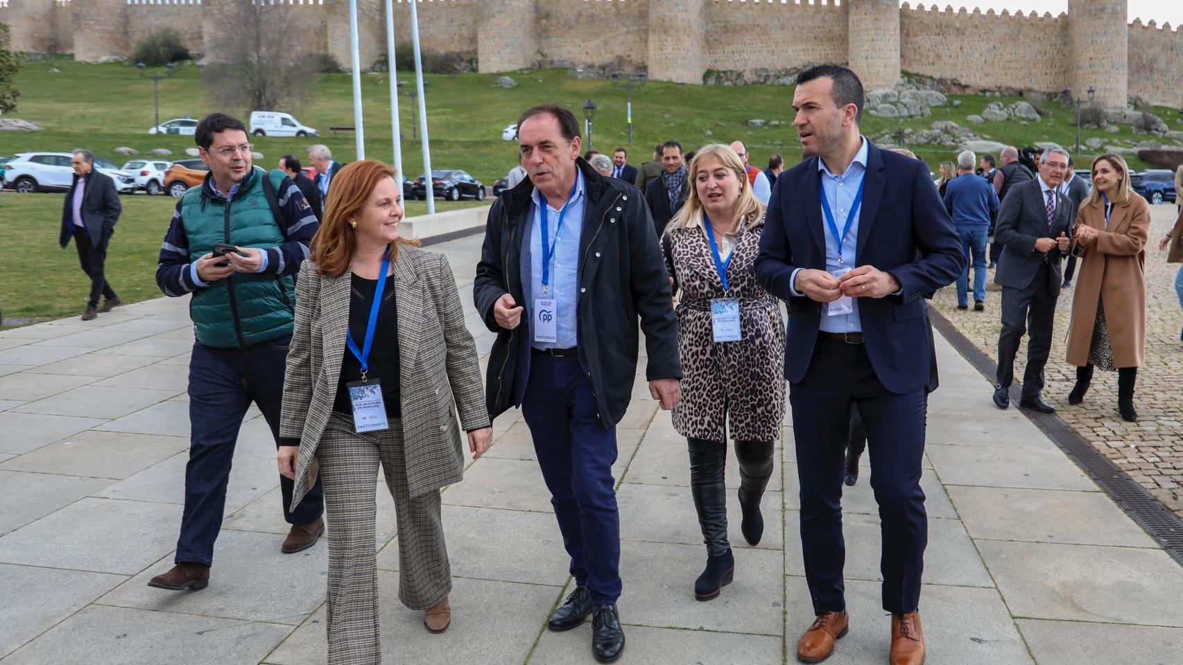 Vicent Mompó (derecha) a las afueras de Ávila. EE