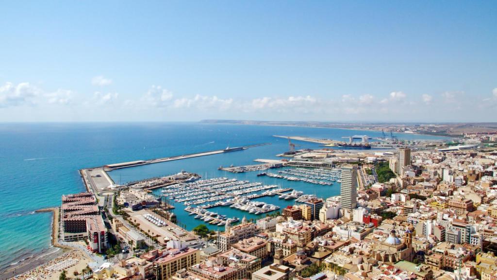 Vistas de la ciudad y el puerto de Alicante.