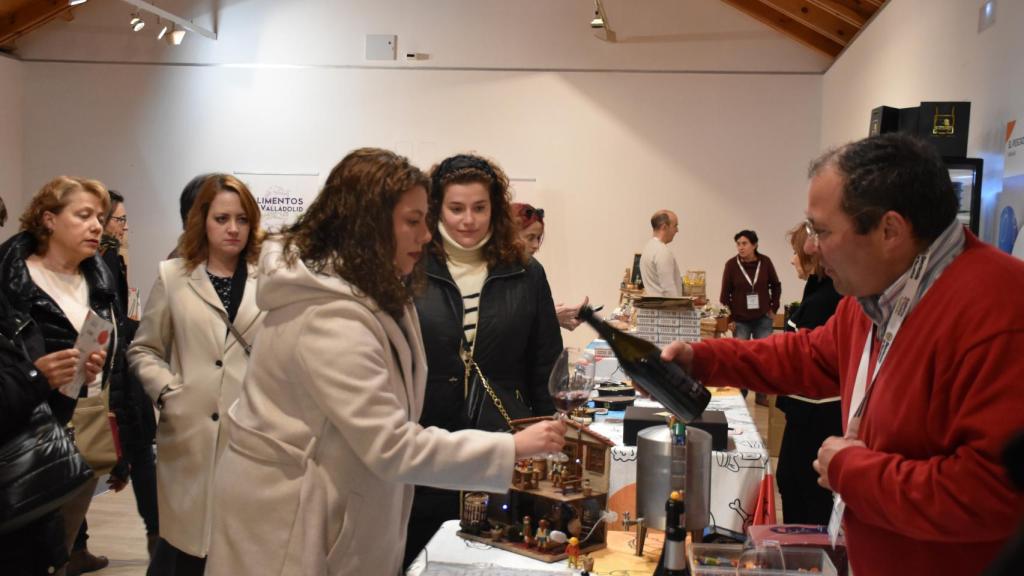 Una mujer saboreando un vino de la provincia