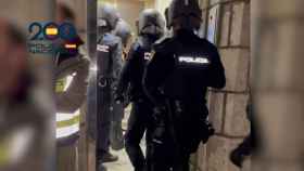La Policía Nacional entrando en uno de los pisos donde explotaban sexualmente a mujeres