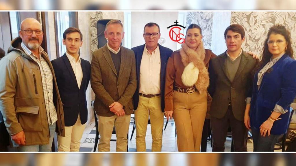 Los directivos del Foro con los invitados al homenaje