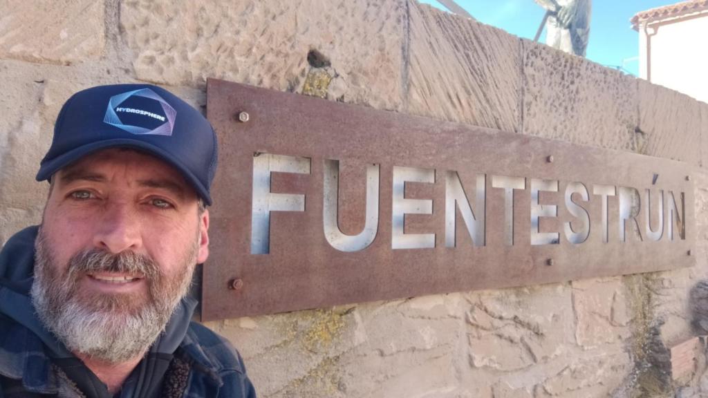 Tomás García Córdoba posa en Fuentestrún durante una visita pasada