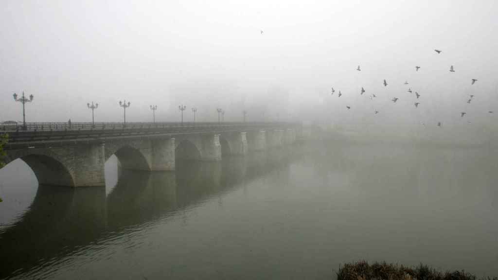 El Puente Mayor, un día de niebla en Valladolid.