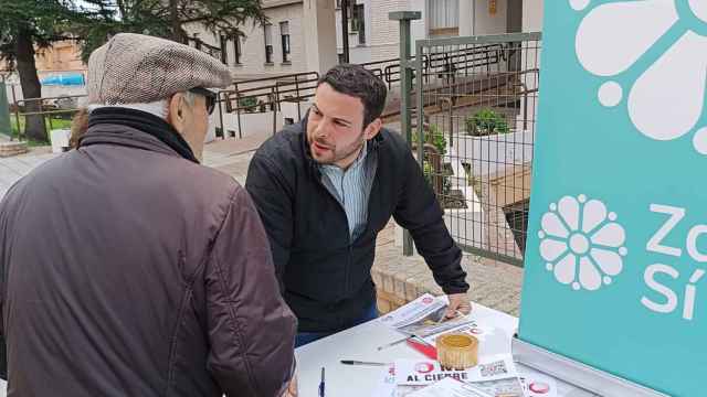 El diputado provincial de Zamora Sí, Eloy Tomé recogiendo firmas para evitar el cierre de la residencia de los Tres Árboles en Zamora
