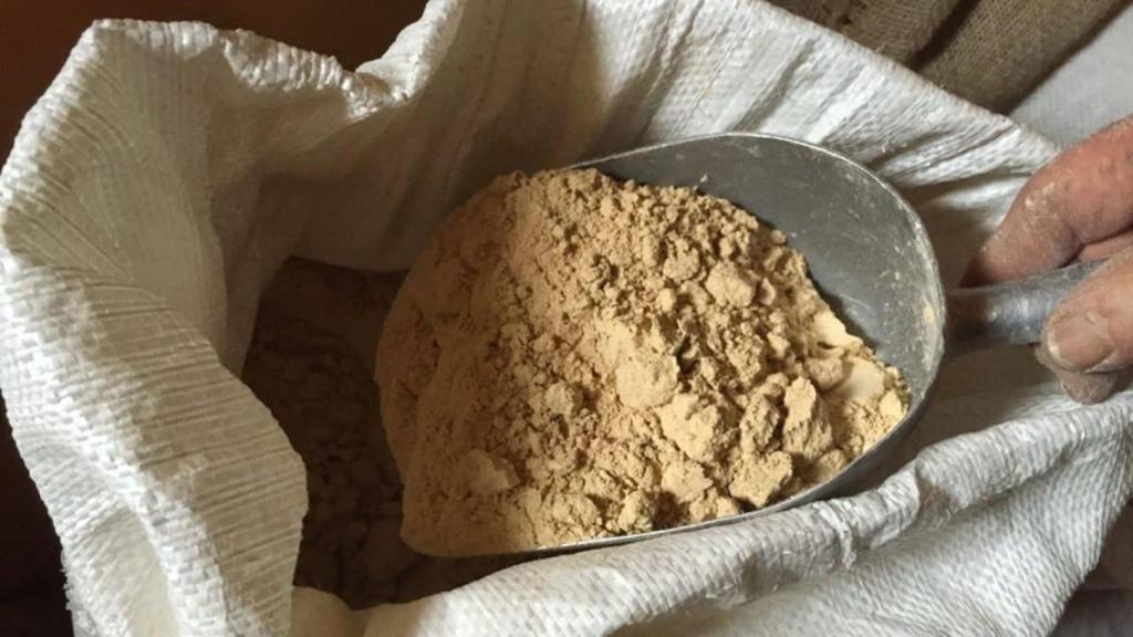 El gofio se elabora a partir de diversos ingredientes, principalmente cereales.