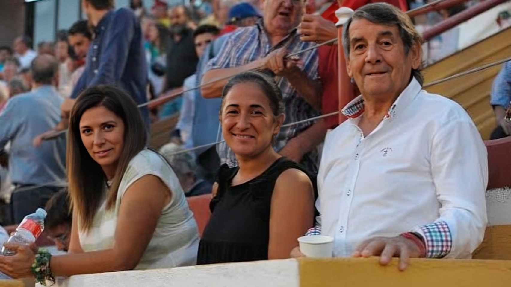 Marta Pérez junto al equipo de compañeros médicos en la plaza de toros de Cuéllar (Segovia).