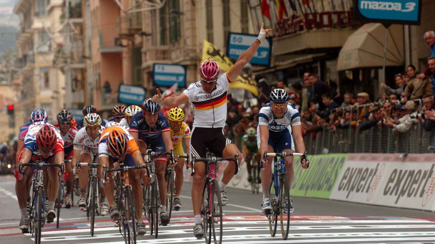 Óscar Freire estira su bicicleta para vencer a Erik Zabel en su primer triunfo en la Milán-Sanremo.