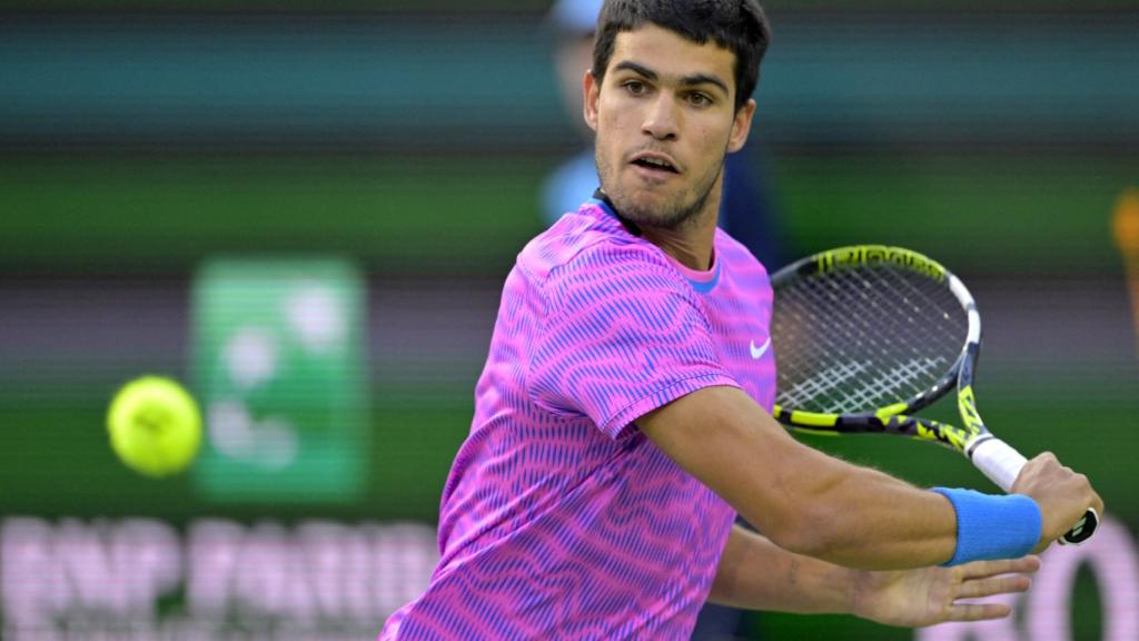 Carlos Alcaraz realiza un revés en Indian Wells.