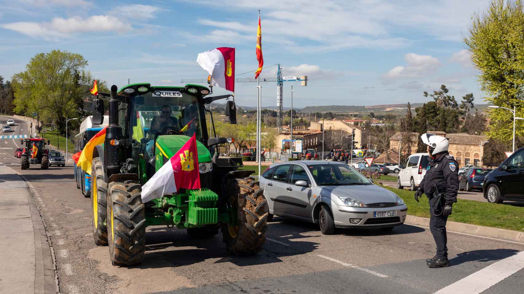 Todas las fotos de la protesta agraria en Toledo: reparto de alimentos y tractorada