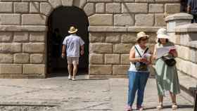 Dos turistas por Toledo. / Foto: Javier Longobardo.