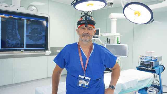 El cirujano Luis Álvarez Galovich. Foto: Instituto Avanzado de Columna.
