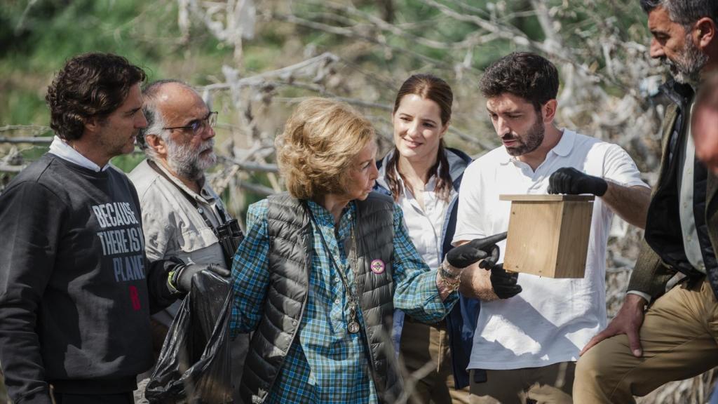 Alberto Remacha, de SEO/BirdLife le enseña a la reina Sofía el interior de la casa para pájaros.