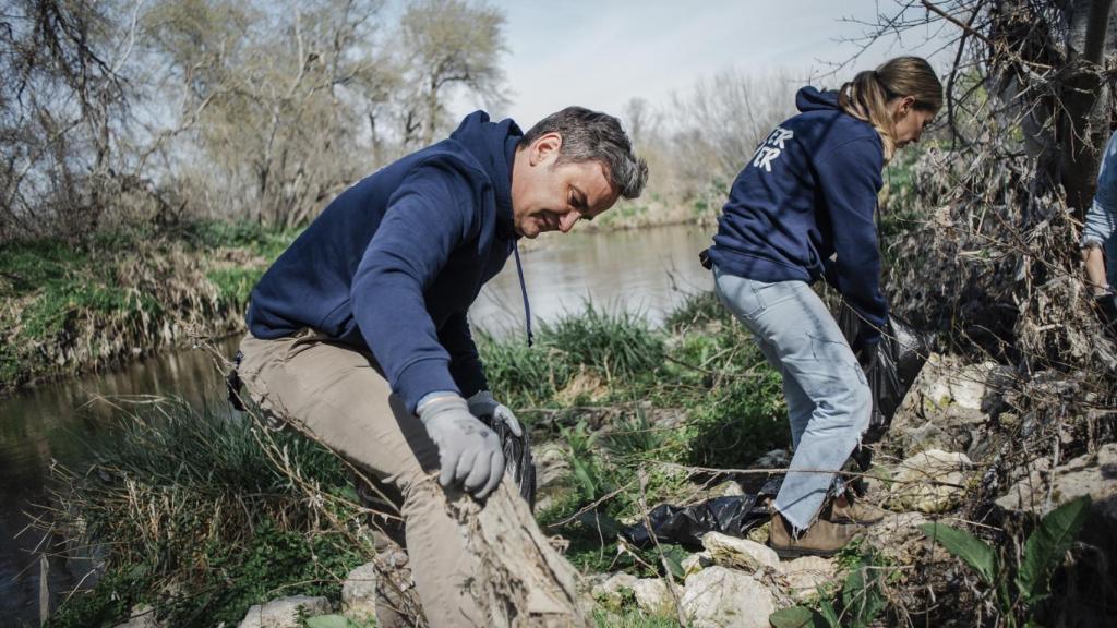 Voluntarios participan en la acción de la iniciativa ‘Limpia Ríos, Salva Océanos’,