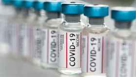 ¿Las vacunas contra la Covid-19 causan trombos o los previene?