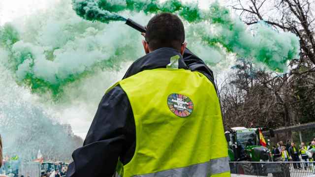 Un manifestante con una bomba de humo durante una de las protestas de agricultores. EP