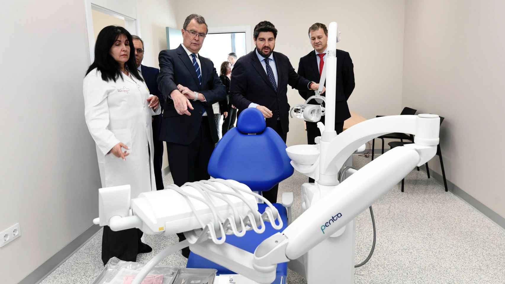 El alcalde de Murcia, José ballesta (i), junto a Fernando López Miras (d) visitan las instalaciones del nuevo Centro de Salud de Sangonera la Verde tras su inauguración.