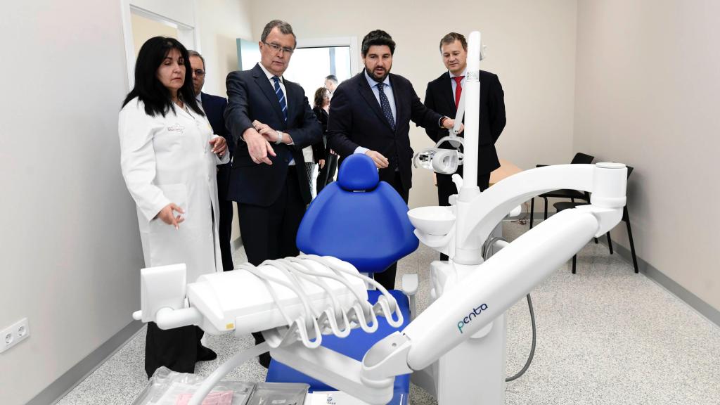El alcalde de Murcia, José ballesta (i), junto a Fernando López Miras (d) visitan las instalaciones del nuevo Centro de Salud de Sangonera la Verde tras su inauguración.