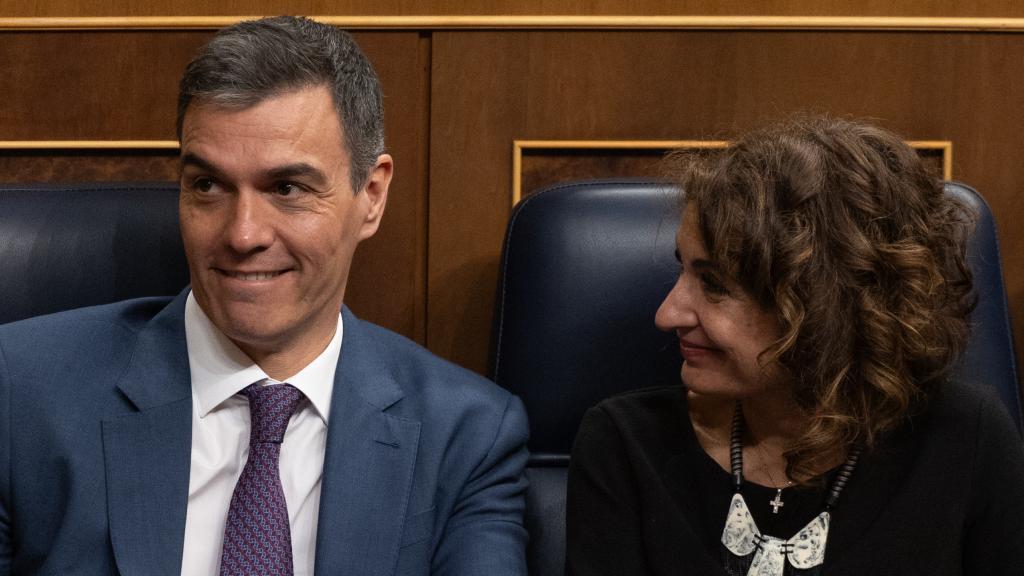 El presidente del Gobierno, Pedro Sánchez, y la vicepresidenta primera y ministra de Hacienda, María Jesús Montero.
