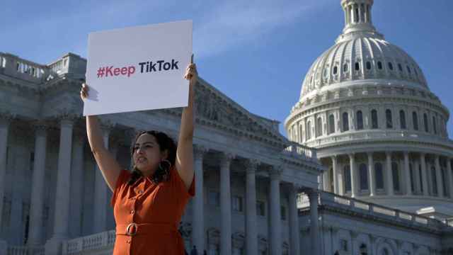 Una mujer protesta ante el Capitolio de EEUU por el proyecto de ley que plantea la prohibición de la red social TilkTok.