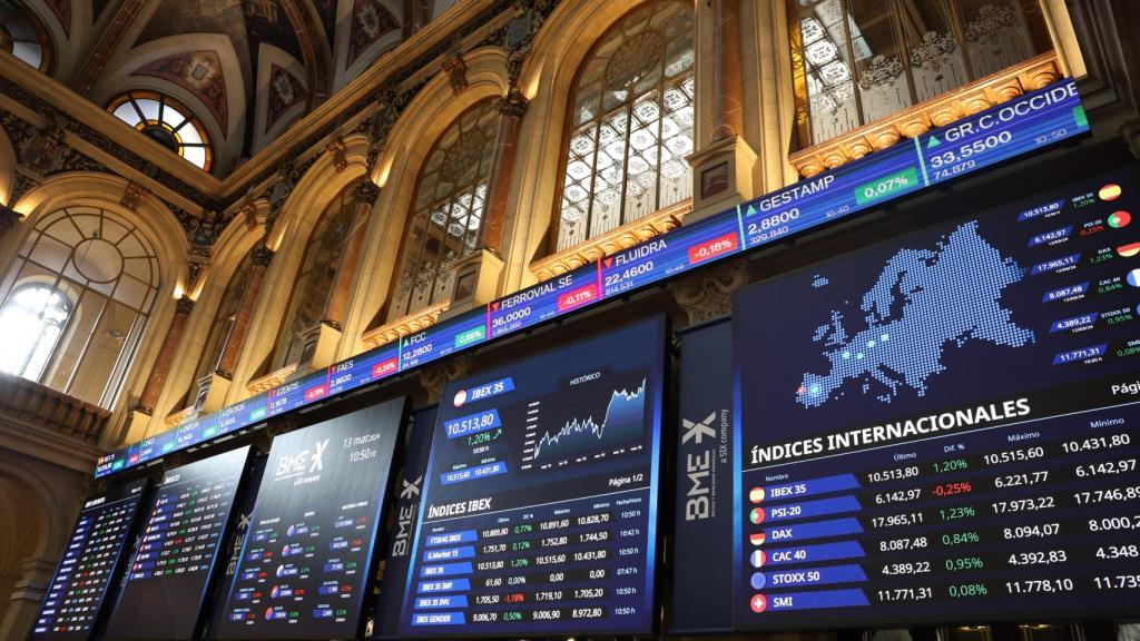 Panales del Palacio de la Bolsa de Madrid muestran la evolución del Ibex 35 y de otros índices europeos.