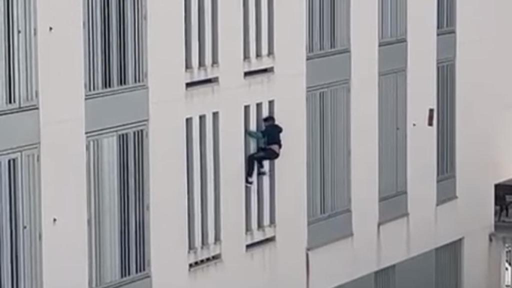 Un hombre entrando por una ventana en un piso de Buenavista, en Getafe.