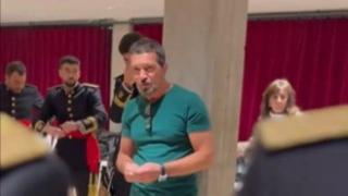 Antonio Banderas se declara "fan absoluto" de la banda de cornetas y tambores de la Esperanza: "Sois los reyes de la calle"