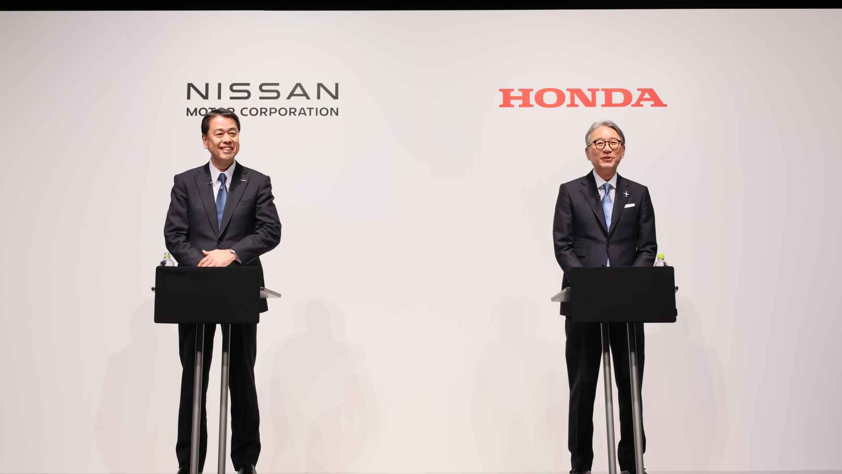 El director ejecutivo de Nissan, Makoto Uchida (izquierda), y el director ejecutivo de Honda, Toshihiro Mibe, aparecen en una conferencia de prensa para anunciar la asociación el viernes.