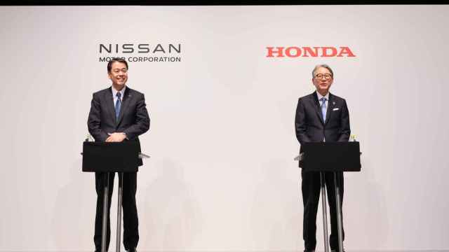 El director ejecutivo de Nissan, Makoto Uchida (izquierda), y el director ejecutivo de Honda, Toshihiro Mibe, aparecen en una conferencia de prensa para anunciar la asociación el viernes.