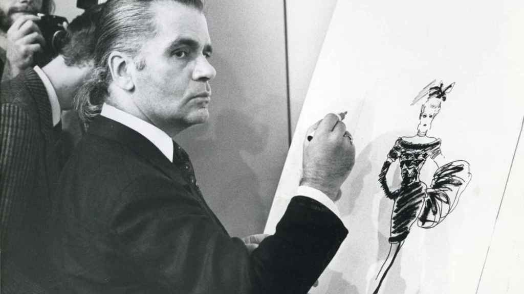 Karl Lagerfield esbozando un cuadro.
