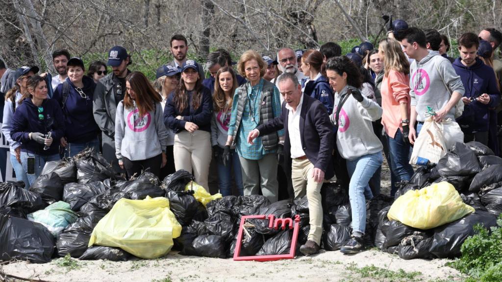 Doña Sofía posa con los voluntarios.