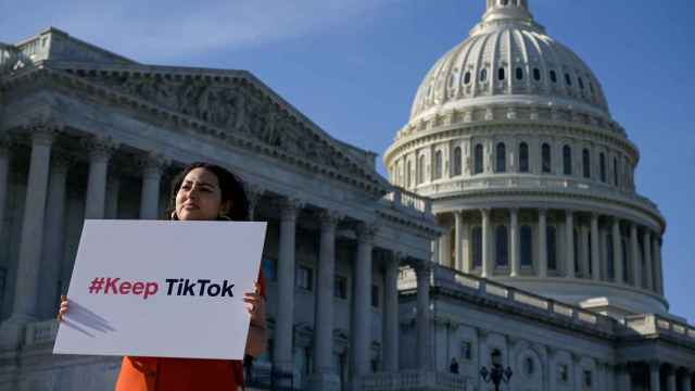 Una pancarta fuera del Capitolio de EEUU reza: Mantened TikTok.