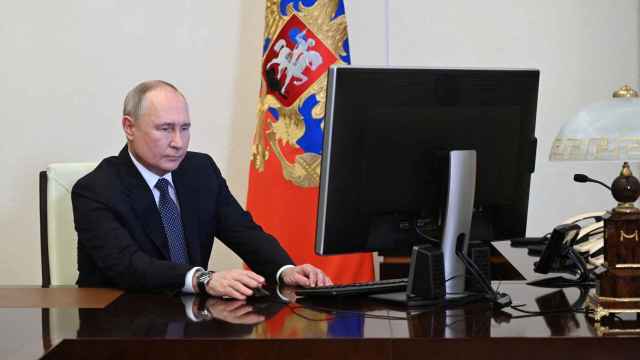 Vladímir Putin vota online en la primera jornada de las elecciones presidenciales rusas.