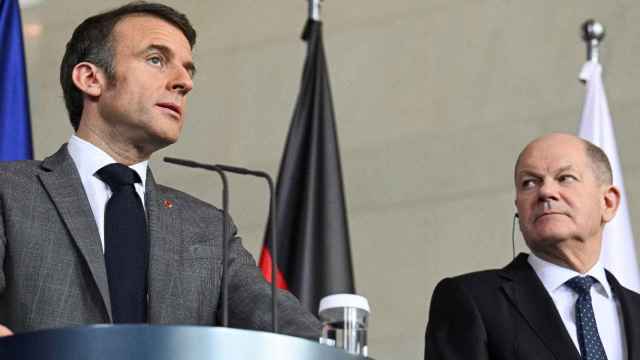 Emmanuel Macron y Olaf Scholz antes de su reunión con Donald Tusk en el foro del Triángulo de Weimar en Berlín.