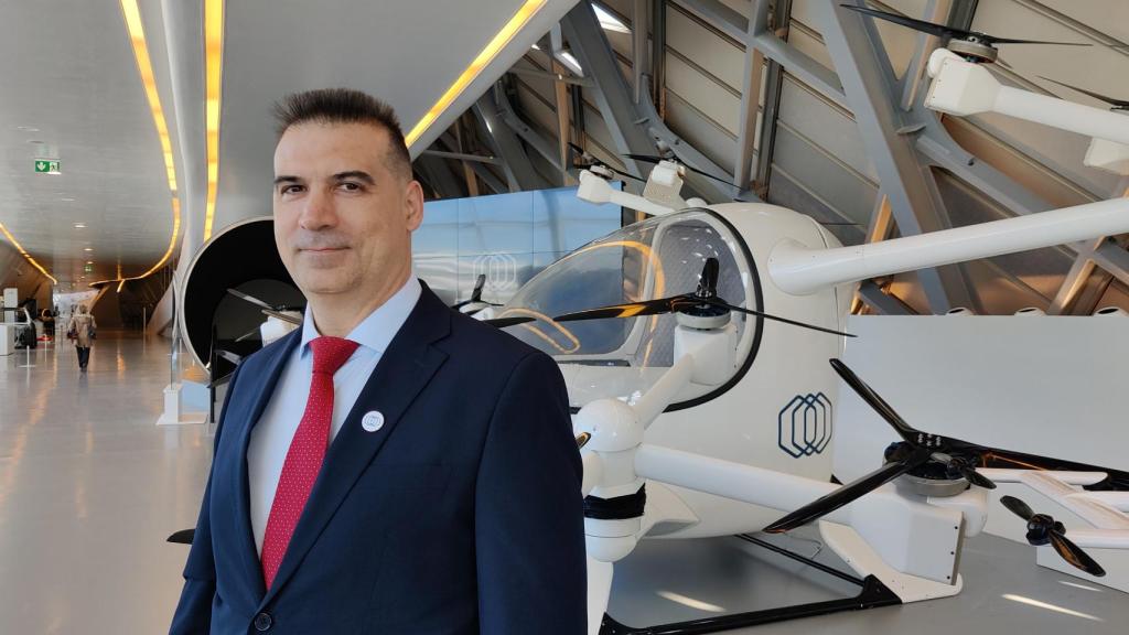 Gustavo Rodríguez, CTO de Crisalion, delante del Concept Integrity