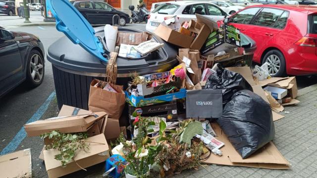 Flores del altar al joven fallecido en un contenedor cercano este viernes.