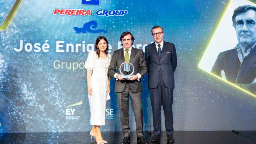 Alicia Martínez, socia de EY; José E. Pereira, presidente del Grupo Pereira; y Pablo Sanz, socio de EY.