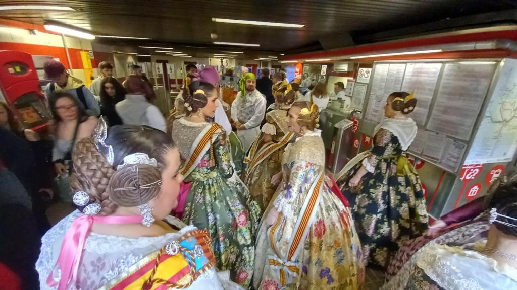 Imagen de archivo de falleras viajando en metro. EE