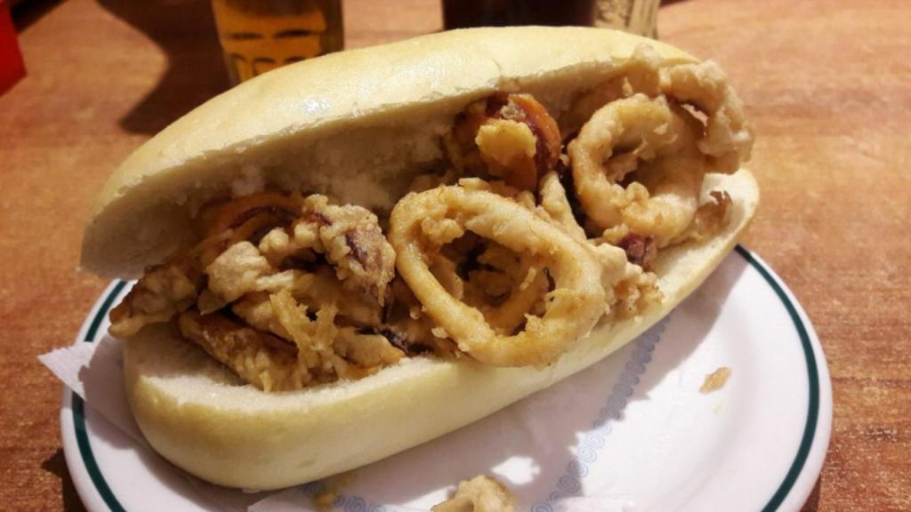 El mejor bocata de calamares de Valencia se sirve en este bar mítico del centro: el truco para probarlo sin hacer cola